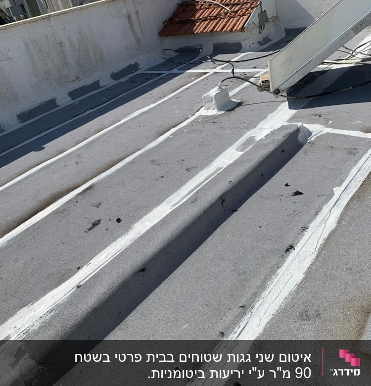 גג עם שכבת איטום לבנה על תפרים וסדקים